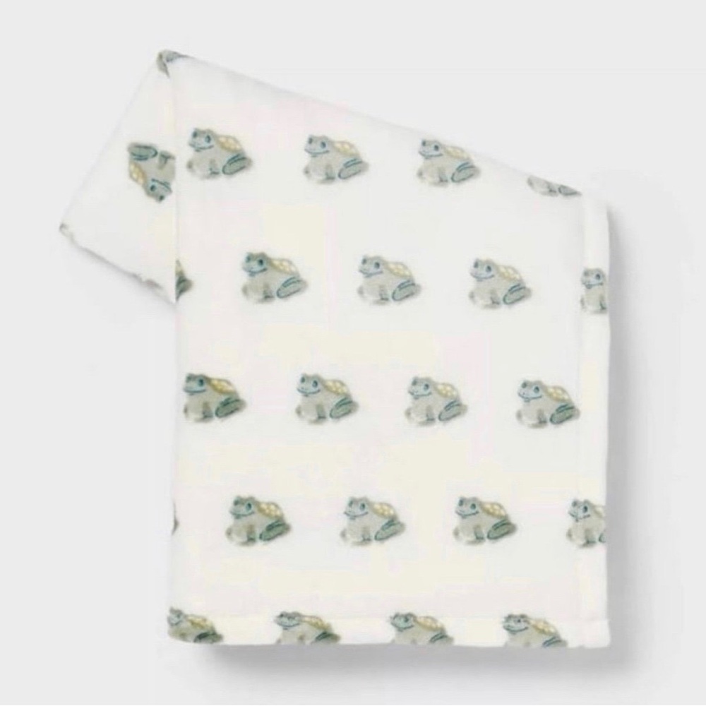 Room Essentials Frog Printed Plush Throw Blanket Green - Target